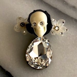 Goth & Girlie Tarina Tarantino Skull hair broach